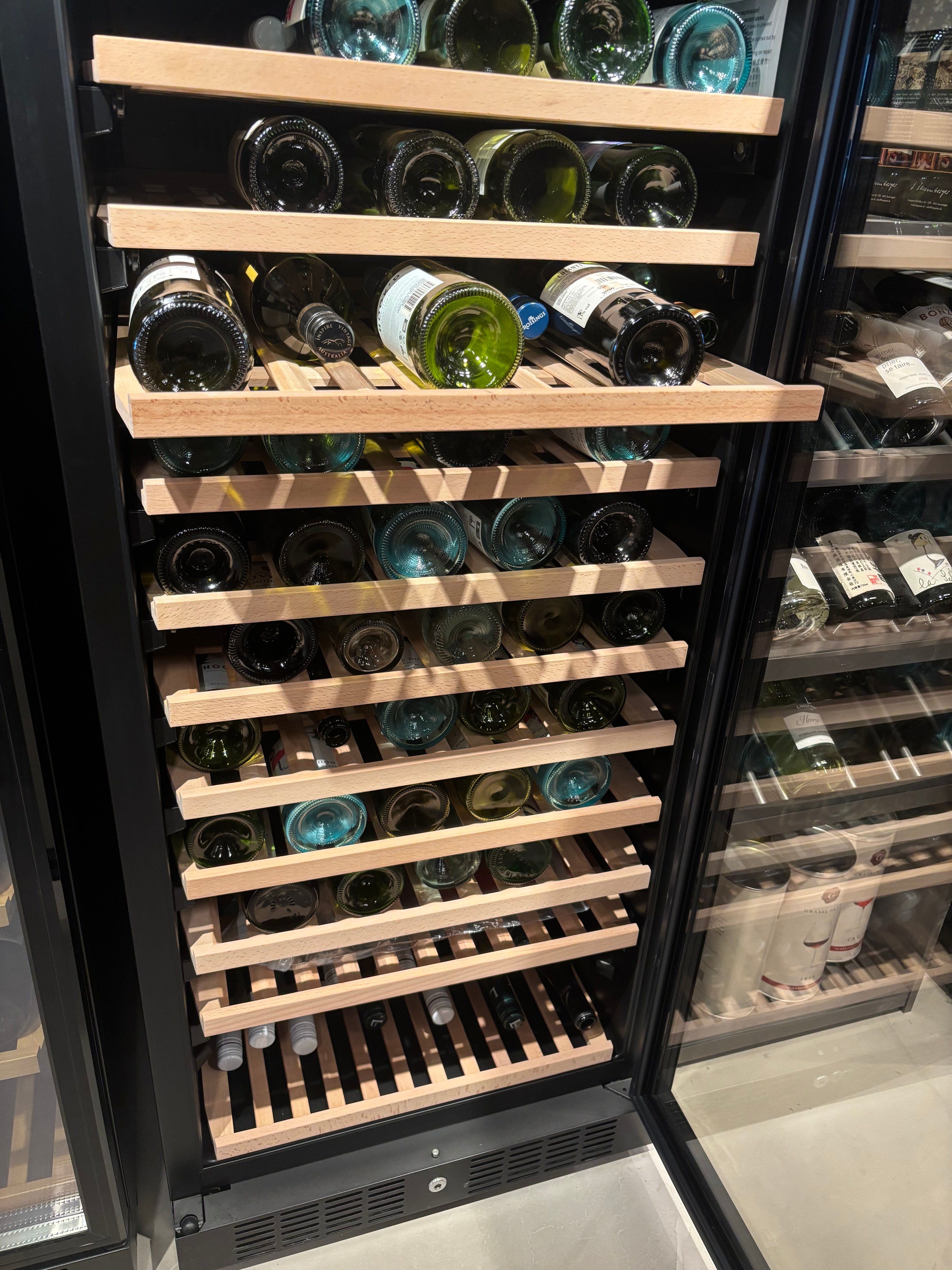 Vintec 121 Bot Wine Cabinet (Display unit)