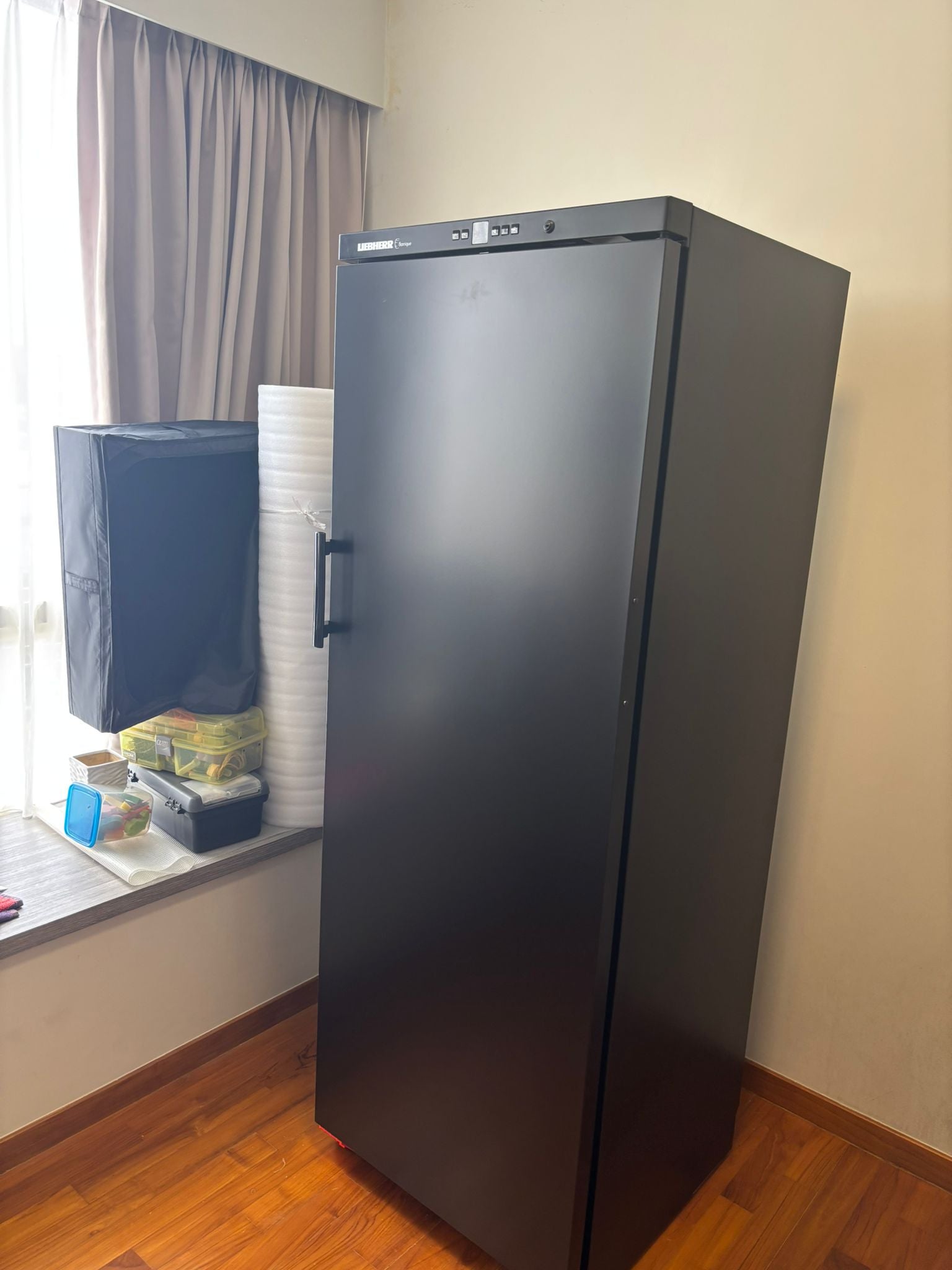 Liebherr 195 Bot Wine Cabinet(Black Door)